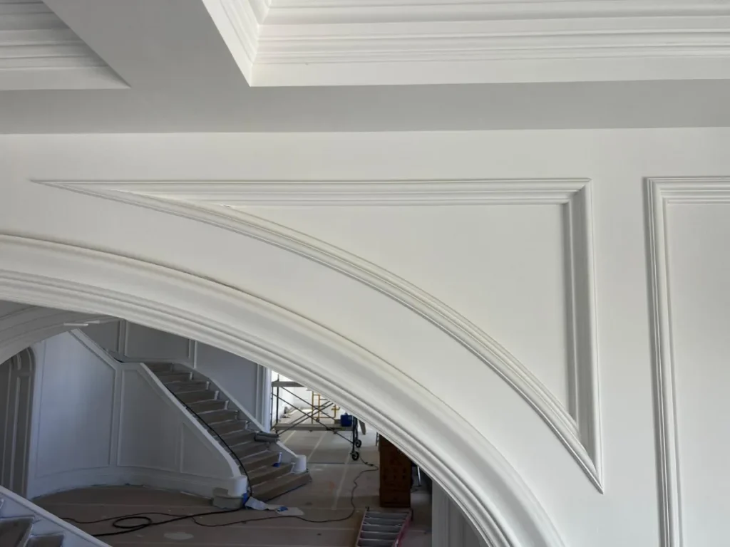 Elegant curved ceiling molding in a room.